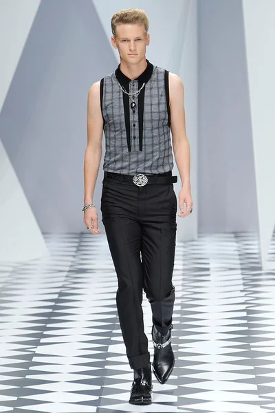 Look 10